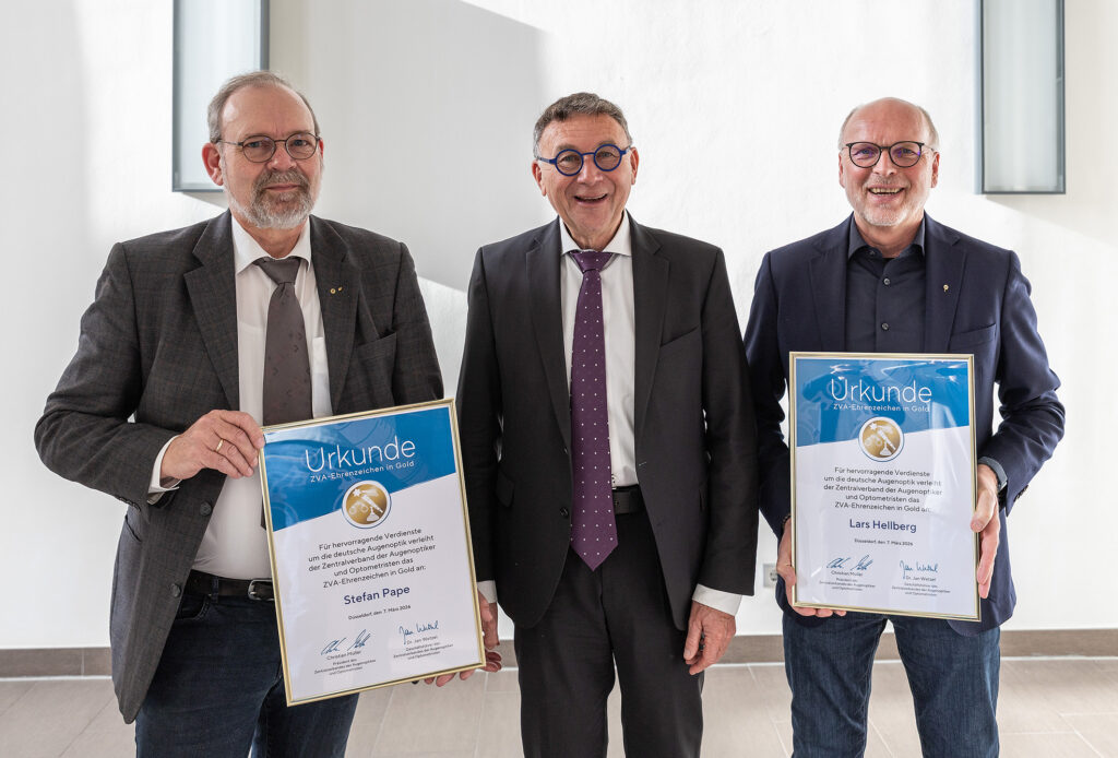 Christian Müller (Mitte) mit Stefan Pape (l.) und Lars Hellberg (r.), dessen Engagement für die Augenoptik mit dem Goldenen Ehrenzeichen gewürdigt wurde (Bild: © ZVA/Peter Magner)