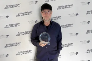 Bjarne Mädel ist Brillenträger des Jahres 2025 – KGS setzt ein Statement für Authentizität & Altersweitsicht