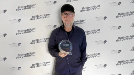 Bjarne Mädel ist Brillenträger des Jahres 2025 – KGS setzt ein Statement für Authentizität & Altersweitsicht