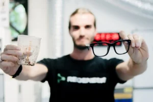 Brillenfassungen aus Abfallmaterialien: Das Carbonit-Material von Regenesis