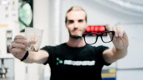 Brillenfassungen aus Abfallmaterialien: Das Carbonit-Material von Regenesis