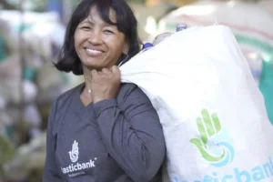 CooperVision veröffentlicht neues Video zum World Cleanup Day: Recycling-Initiative in Indonesien im Fokus