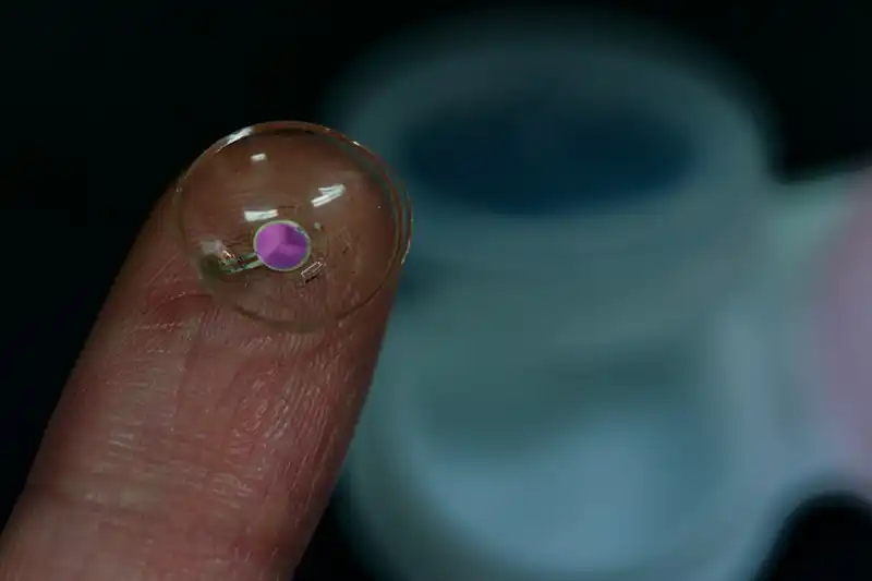 Erste kabellose OLED-Kontaktlinse: Neue Möglichkeiten in der Netzhautdiagnostik