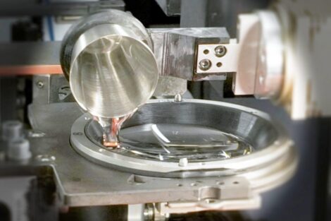 Light Form: Flüssiges Harz wird eingegossen. (Bild: © IOT)