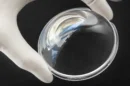 Fraunhofer & NanoAR: Deutlich weniger Oberflächenspiegelung dank Nanotechnologie (Bildquelle: © Fraunhofer IOF)
