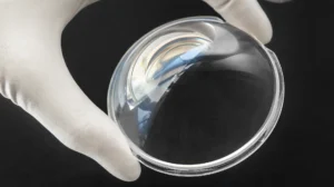 Fraunhofer & NanoAR: Deutlich weniger Oberflächenspiegelung dank Nanotechnologie (Bildquelle: © Fraunhofer IOF)