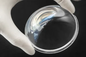 Fraunhofer & NanoAR: Deutlich weniger Oberflächenspiegelung dank Nanotechnologie (Bildquelle: © Fraunhofer IOF)