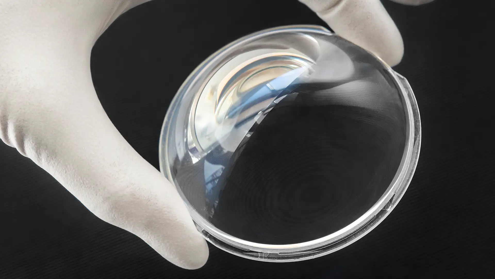 Fraunhofer & NanoAR: Deutlich weniger Oberflächenspiegelung dank Nanotechnologie (Bildquelle: © Fraunhofer IOF)