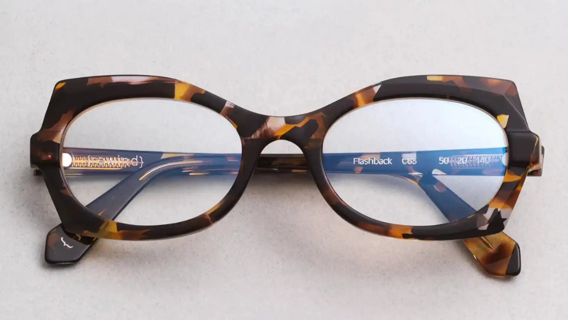 Gemusterte Brillen im Winter 2025: Trends, Muster und Inspiration