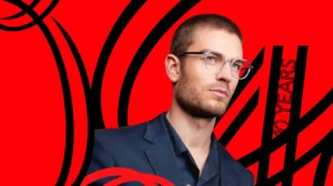 J.F. Rey wird 40 – und feiert die Kunst, Konventionen zu brechen