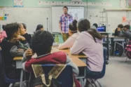 KI-Brillen in Prüfungen - Wie Schulen auf neue Formen des Betrugs reagieren