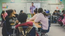 KI-Brillen in Prüfungen - Wie Schulen auf neue Formen des Betrugs reagieren