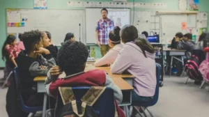 KI-Brillen in Prüfungen - Wie Schulen auf neue Formen des Betrugs reagieren