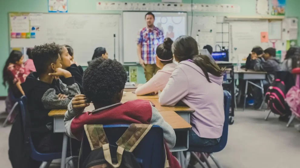 KI-Brillen in Prüfungen - Wie Schulen auf neue Formen des Betrugs reagieren