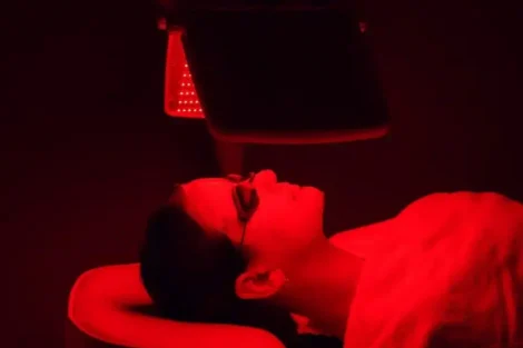 Low-Level-Red-Light-Therapie (LLRL) (Bild: © Veritas Medical Aesthetics Clinic)