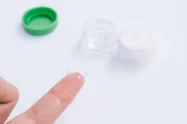 Materialvergleich: Warum immer mehr Hersteller bei Kontaktlinsen auf Silikonhydrogel setzen