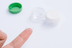Materialvergleich: Warum immer mehr Hersteller bei Kontaktlinsen auf Silikonhydrogel setzen