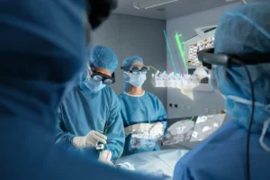 Mixed Reality in der Wirbelsäulenchirurgie: Brainlab entwickelt Brille für präzisere Eingriffe