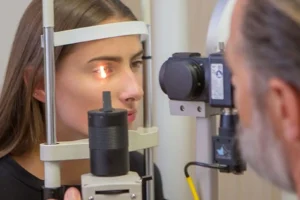 Ortho-K Langzeitfolgen: Jugendliche berichten von trockenen Augen und Sehproblemen