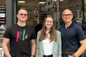 Phototrope Brillengläser immer beliebter bei jungen Menschen – zu Besuch bei Optik Rank in Zirndorf
