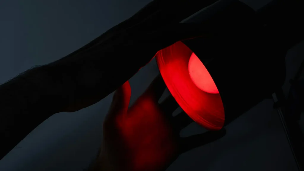 Rotlicht gegen Kurzsichtigkeit? Warum US-Forscher vor Risiken der Myopie-Therapie warnen 