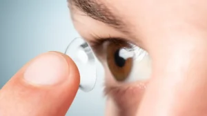 Selbstheilende Kontaktlinsen: Neues Hydrogel repariert Kratzer mit UV Licht