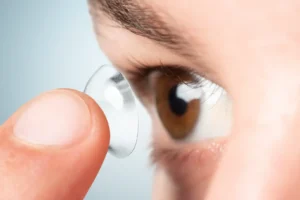 Selbstheilende Kontaktlinsen: Neues Hydrogel repariert Kratzer mit UV Licht