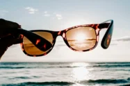 Sonne als Risikofaktor für die Augen: Warum konsequenter UV-Schutz unverzichtbar ist