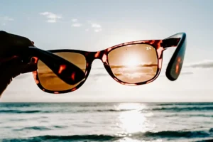 Sonne als Risikofaktor für die Augen: Warum konsequenter UV-Schutz unverzichtbar ist