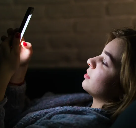 Studie: Wie wirkt sich Handylicht auf die Augen aus