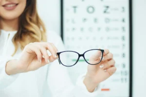 Studie zum Fachkräftemangel im Gesundheitshandwerk: Warum die Augenoptik besonders betroffen ist