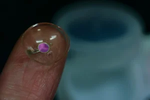 Drahtlose Augendiagnostik: OLED-Kontaktlinse revolutioniert die Elektroretinografie