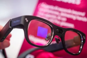 Telekom präsentiert KI-Brille mit Magenta AI auf dem MWC 2026