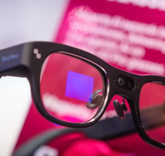 Telekom präsentiert KI-Brille mit Magenta AI auf dem MWC 2026