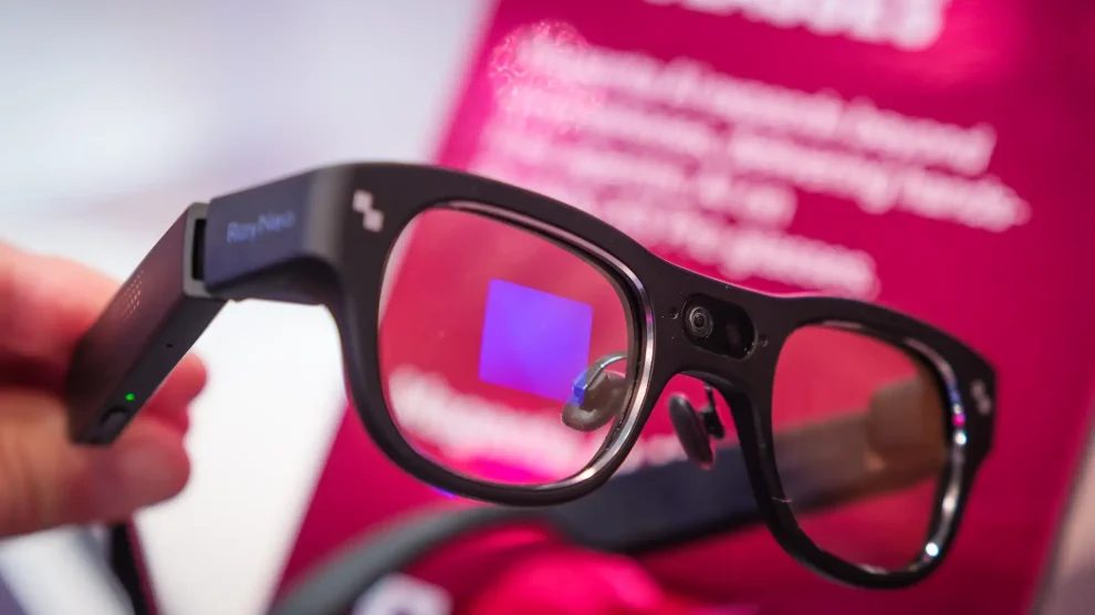 Telekom präsentiert KI-Brille mit Magenta AI auf dem MWC 2026