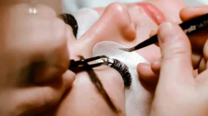 Wimpernverlängerung & Co Warum Experten kosmetische Eingriffe am Auge kritisieren