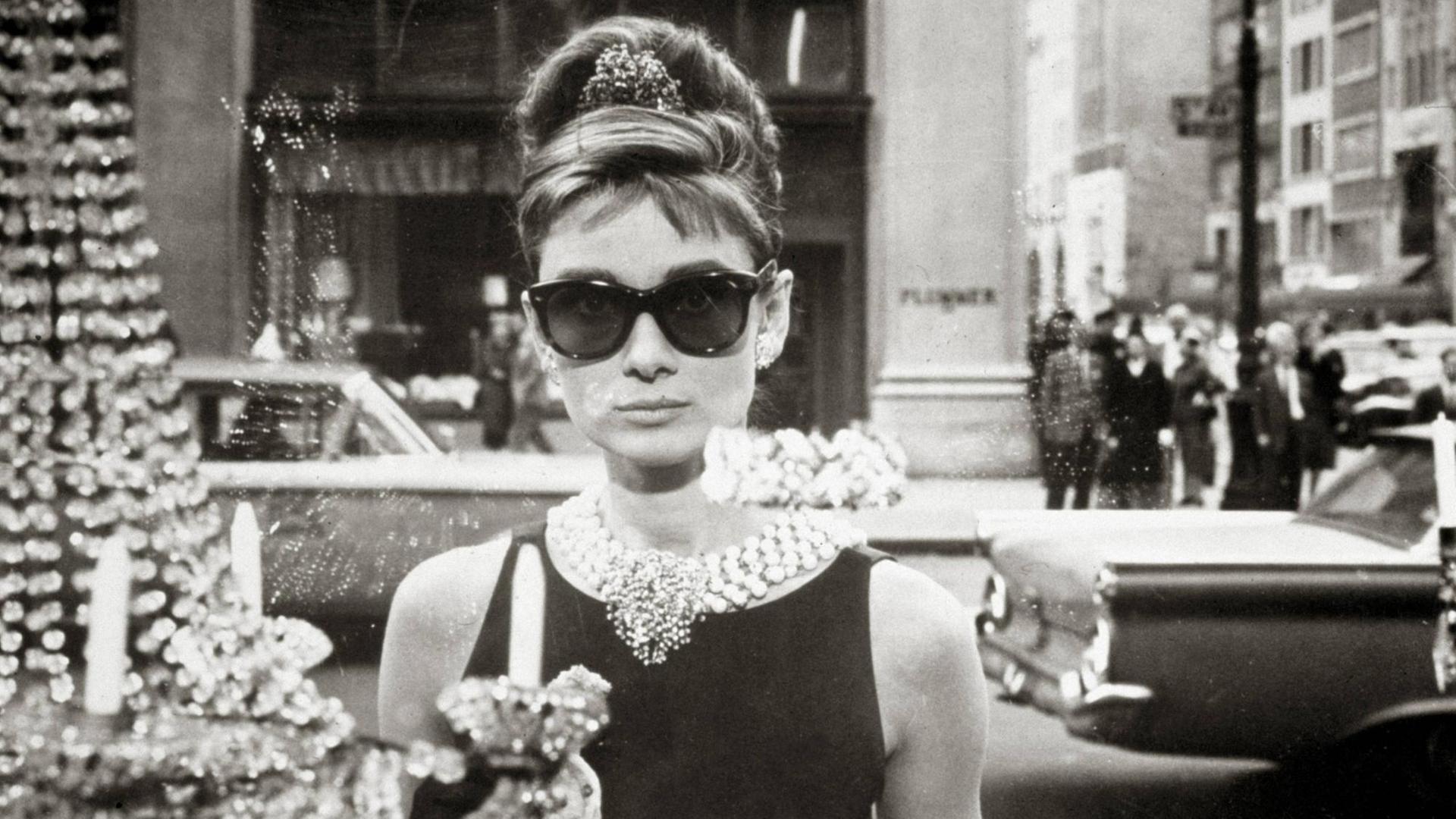 Audrey Hepburn als Holly Golightly in „Breakfast at Tiffanys“ (1961). Bild: © Imago / Paramount Publications)