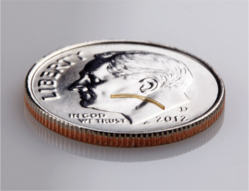 XEN Gel Stent im Größenvergleich zu einer Münze